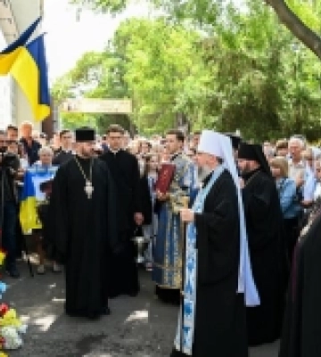 Митрополит Епіфаній відкрив Стіну пам&#039;яті біля Одеського собору Різдва Христового та передав захисникам автомобіль