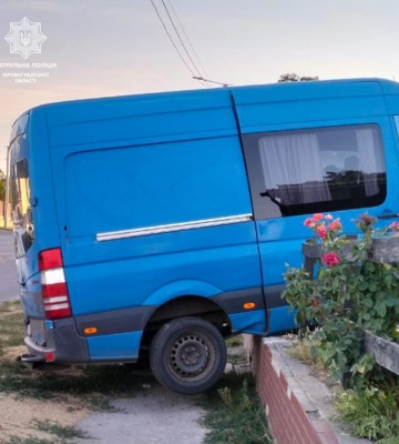 У Кропивницькому мікроавтобус з п'яним керманичем в'їхав у паркан кафе (ФОТОФАКТ)