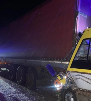 На Львівщині автобус зіштовхнувся з вантажівкою: загинув військовий (відео)