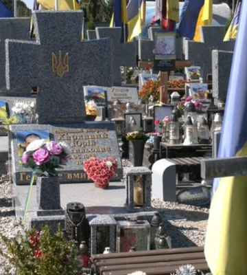 На Алеї героїв у Франківську виявили дефекти в написах на пам’ятниках полеглим воїнам. ФОТО