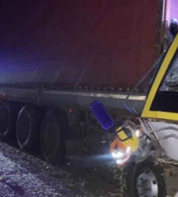 Автобус та фура зіткнулись на Львівщині: є загиблий, 9 травмованих