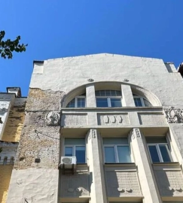 У центрі Києва збили ліпнину з будинку у стилі модерн