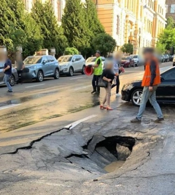 В центре Киева прорвало трубу и затопило улицу