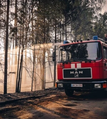 На Київщині майже 400 рятувальників борються з пожежею на відкритій території 