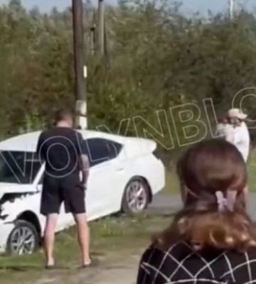 ДТП на Волині: від удару авто влетіло в електроопору