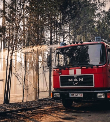 Залучено техніку з різних куточків України: на Київщині триває ліквідація пожежі на відкритій території. Фото і відео