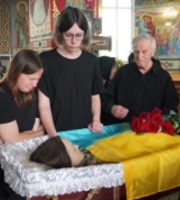 У Мукачеві попрощалися із загиблою захисницею Оленою Бабіцькою