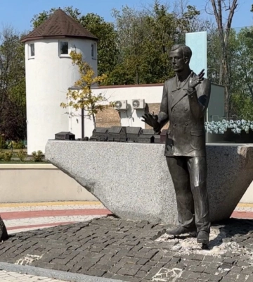 Из прифронтового Покровска перевезут памятники Тарасу Шевченко и Николаю Леонтовичу