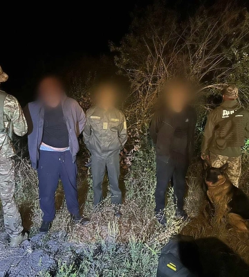 Поблизу кордону на Закарпатті «тріо» порушників довелося зупиняти попереджувальними пострілами