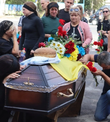 У Світловодську попрощалися з воїном, який помер внаслідок обстрілу Полтави