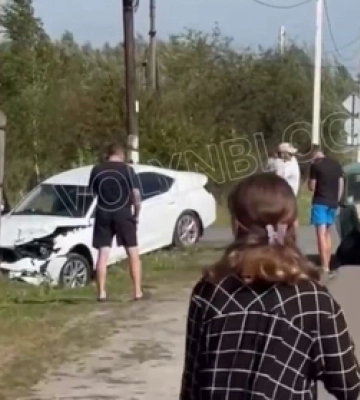 ДТП на Волині: від удару авто влетіло в електроопору
