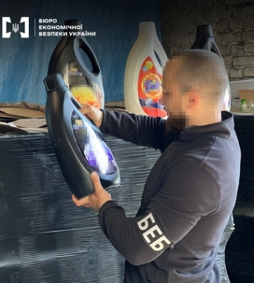 Ariel, Persil, Tide: лучанин розливав у гаражі засоби для прання відомих брендів 