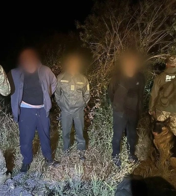 Поблизу кордону на Закарпатті «тріо» порушників довелося зупиняти попереджувальними пострілами