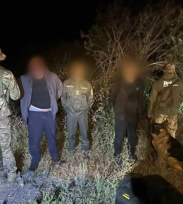 Поблизу кордону на Закарпатті «тріо» порушників довелося зупиняти попереджувальними пострілами