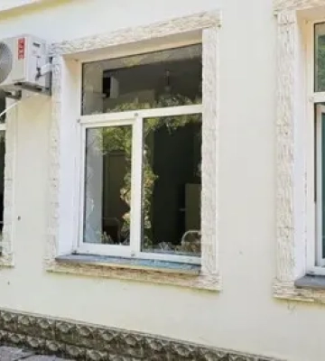 Скинули вибухівку на лікарню у Херсоні: внаслідок дронової атаки РФ поранена медсестра