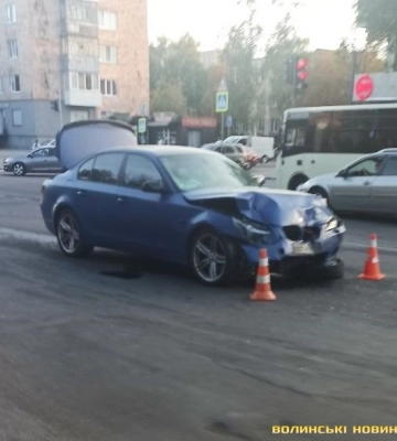 У BMW значно розбитий капот: у Луцьку сталася аварія за участю таксі Bolt. Фото