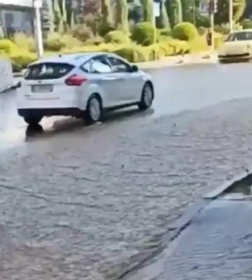 У центрі Києва прорвало трубу: рух автівок обмежено (відео)