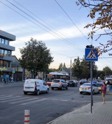 Відірвані колеса та двоє постраждалих: деталі ДТП у Луцьку
