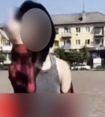 На Рівненщині дівчина влаштувала танці біля портретів загиблих Героїв під російську музику. Відео