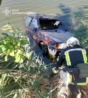 На Кіровоградщині легковик з’їхав з греблі у ставок: загинули двоє літніх людей (ФОТО)