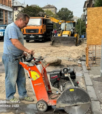 Калюжі лишаться в минулому: закінчується перший етап ремонту зливового колектора по вул. Князя Володимира Великого
