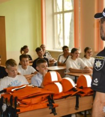 У Миколаєві ювенальні поліцейські, вибухотехніки, кінологи та рятувальники провели для ліцеїстів єдиний урок безпеки