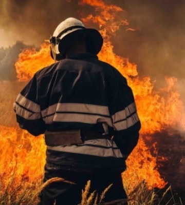 На Київщині надзвичайники врятували від вогню ціле село