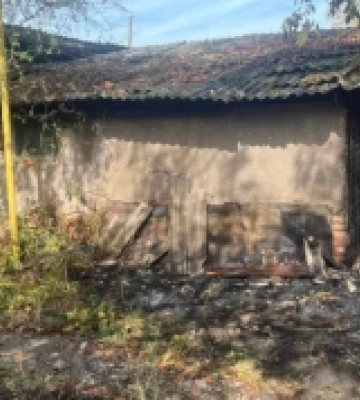 Недбалість призвела до пожежі у Тячеві: купка листя могла знищити цілий будинок