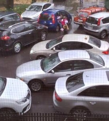 Вранці у Дніпрі перед школами утворилися великі затори