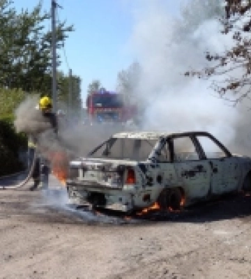 У селі на Рівненщині посеред вулиці згорів легковик