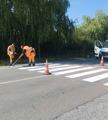 Спецфарба та склокульки: на дорогах Волині поновлюють розмітку