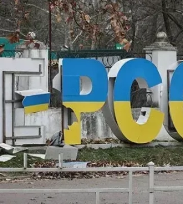 В Херсоне армия рф сбросила взрывчатку на остановку: есть пострадавший