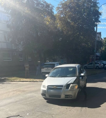 В’їхав у машину попереду, а потім в припарковану: у Черкасах сталася ДТП