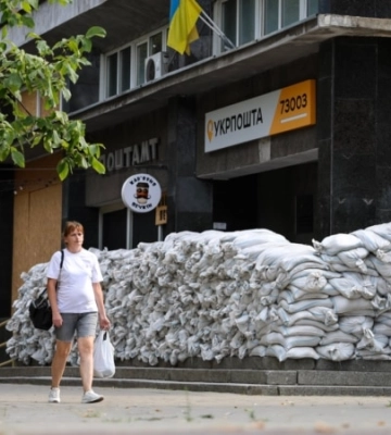 Ворог атакував з дрона зупинку у Херсоні, постраждав літній чоловік