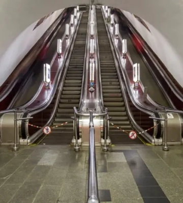В переходе между станциями метро в центре Киева выводят в ремонт эскалатор