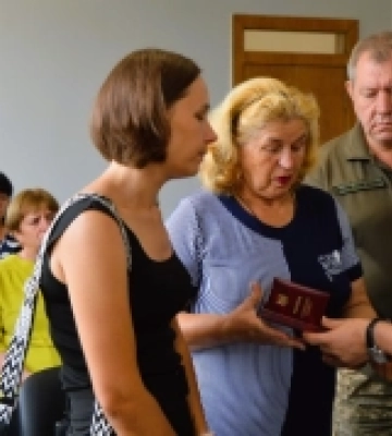 У Білгороді-Дністровському рідним загиблих захисників вручили посмертні нагороди