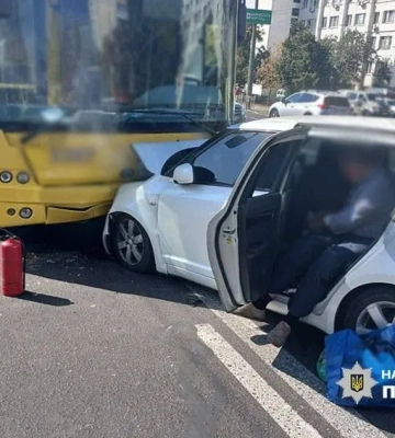 У Києві легковик врізався у тролейбус: двоє постраждалих