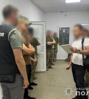 На Івано-Франківщині затримали трьох посадовців ТЦК, які «заробляли» на ухилянтах. ФОТО