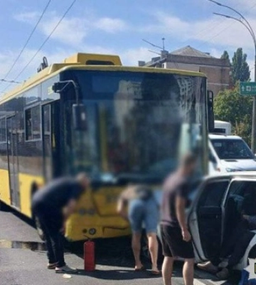 У Києві легковик врізався у тролейбус: двоє постраждалих