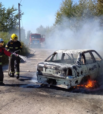 У селі на Рівненщині посеред вулиці згорів легковик