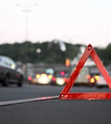 У Києві легковик врізався у тролейбус: двоє постраждалих