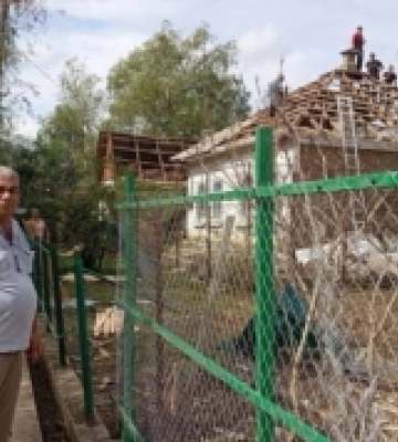 У Вилковому усім миром відновлюють будівлі після російської атаки