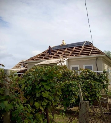 У Вилковому усім миром відновлюють будівлі після російської атаки