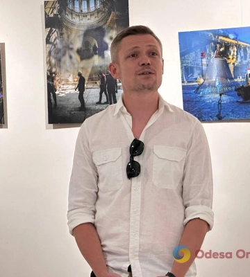 “До. Після. Зараз”: в Одесі відкрили виставку фотоколажів Олексія Ачеповського