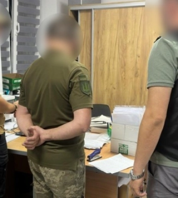 На Прикарпатті трьох посадовців ТЦК викрили на хабарях