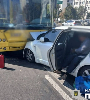 В Киеве в троллейбус, который стоял из-за ДТП на дороге, въехал автомобиль