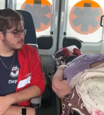 Медики Одещини, ризикуючи своїм життям, евакуювали з Покровська важкохвору жінку