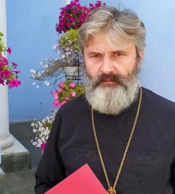 В Киеве избили священника, который служит в ВСУ