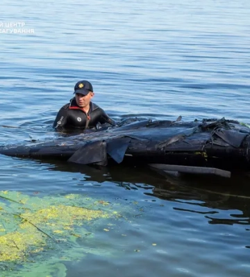 Водолази-сапери дістали з Дніпра частину безпілотника 