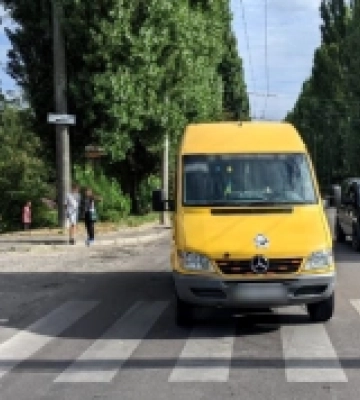 У Рівному під колесами буса травмувалась пішохідка